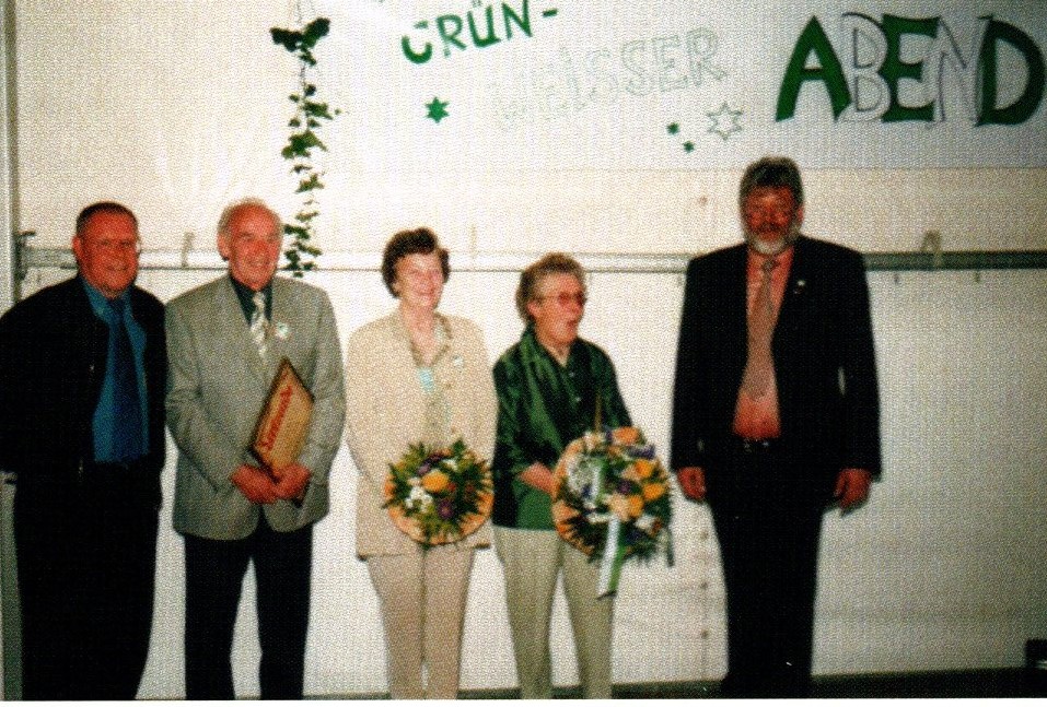 2001: Im Rahmen des 90. Jubiläum des Vereins wird Carola Beyer zum Ehrenmitglied ernannt