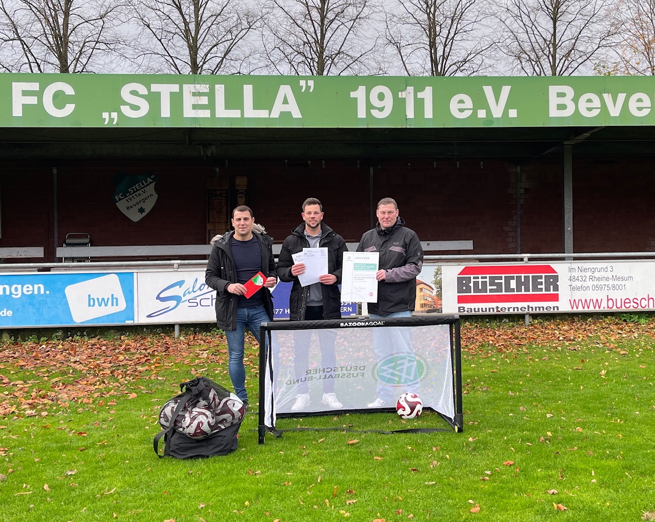 Lars Finke (r. Fussballkreis Tecklenburg) und Sebastian Lipski (FC Stella) überreichten Kevin Schlautmann (Mitte) die Auzeichnungen als Fairplay-Sieger des Jahres