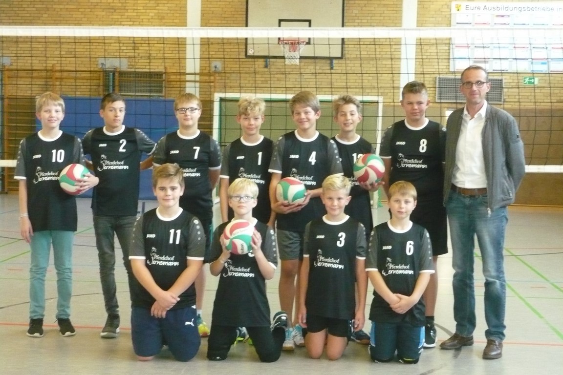 Neue Trikots für unsere Volleyball-Jungs gab es nun von Jörg Wernsmann (r.) vom Pferdehof Wernsmann